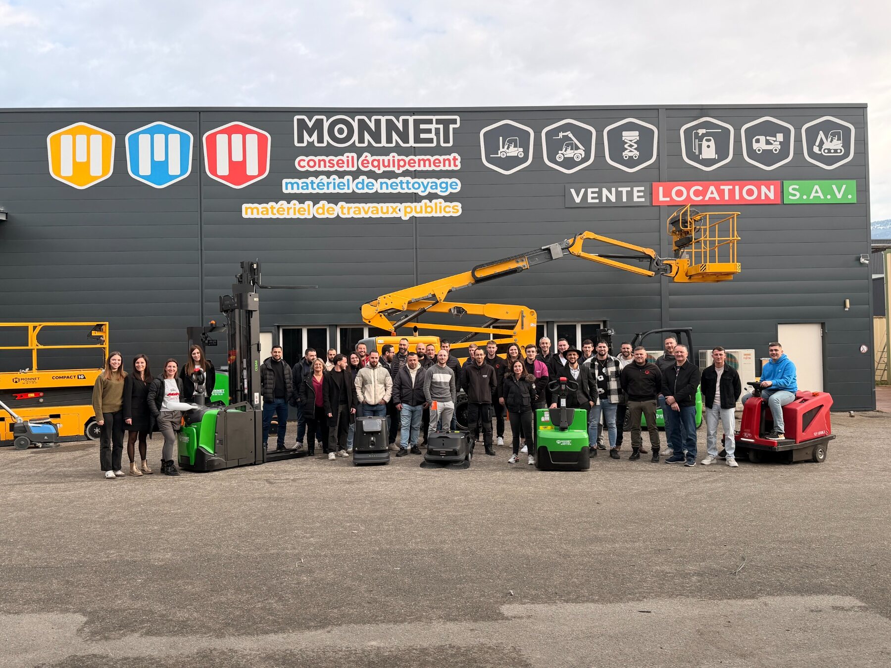 L’équipe Monnet Conseil Équipement réunie devant ses locaux à Vinay, en Isère