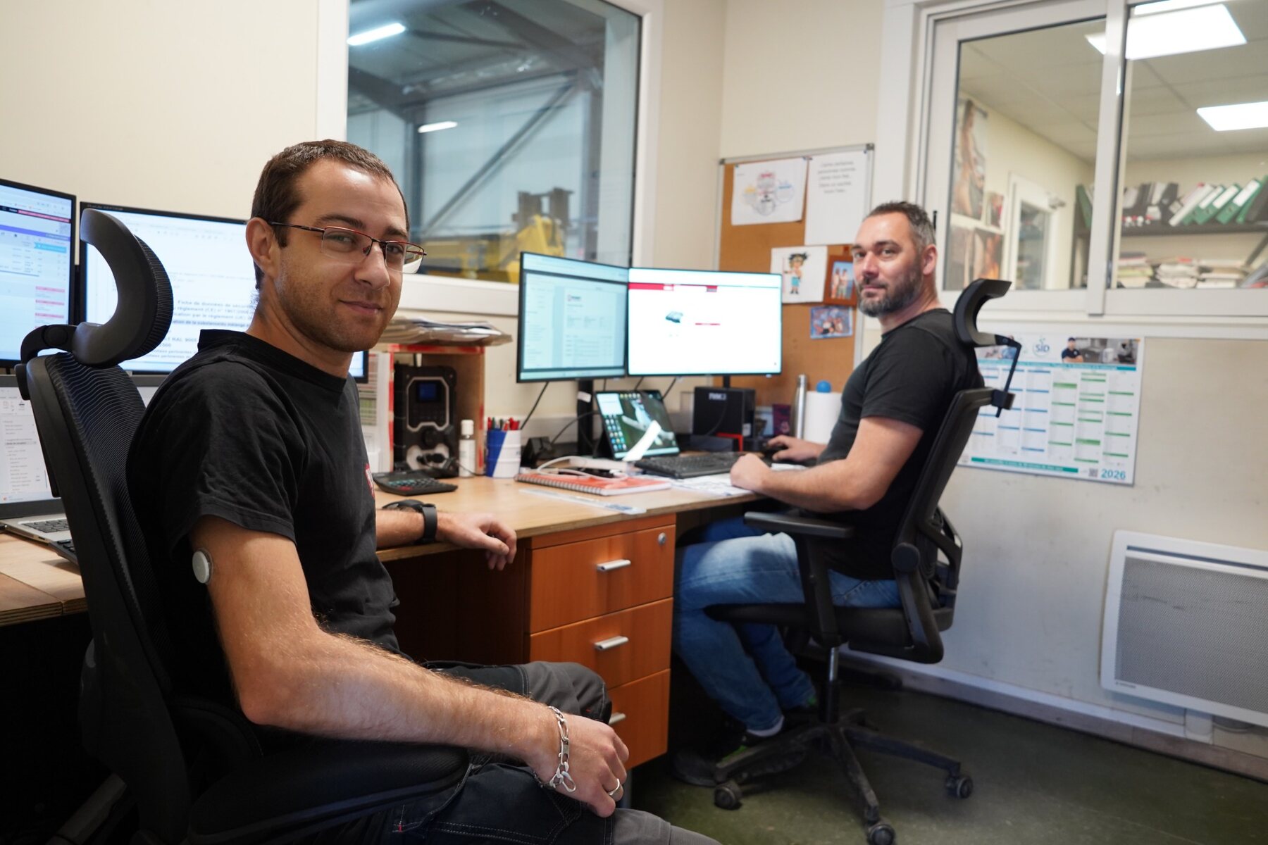 Frédéric, magasinier SAV, à gauche, et Nicolas du service pièces détachées Monnet à droite
